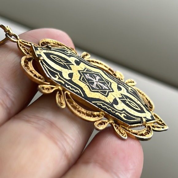 🖤Vtg Damascene Gold Geometric Hexagon Filigree Pendant on Chain Necklace - Picture 4 of 11
